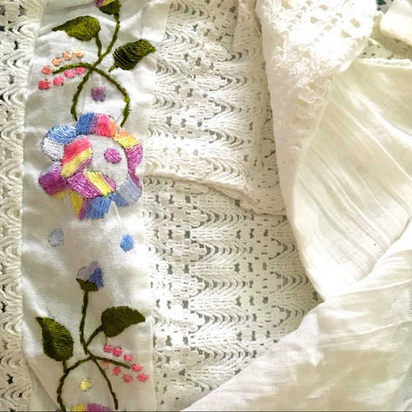 Vintage Mexico WHITE Crochet Embroidered HalterTop - Picture 9 of 16